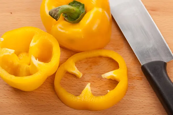 Cut yellow bell pepper on cutting board — Stock Photo, Image