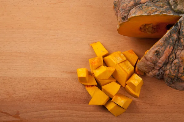 Calabaza naranja madura cortada en cubitos — Foto de Stock