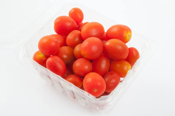 Tomates de cereja vermelhos em uma caixa — Fotografia de Stock