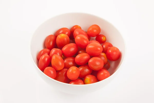 Tomates cereja vermelhos em uma tigela — Fotografia de Stock