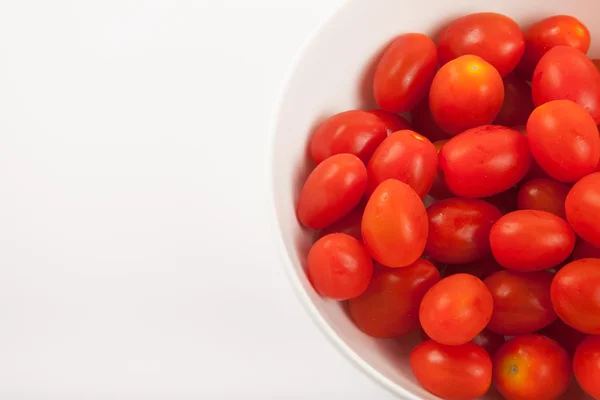 Tomates cereja vermelhos em uma tigela — Fotografia de Stock