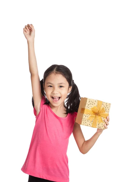 Kleine asiatische Mädchen mit Geschenk-Box drücken Sie Ihre Hand nach oben — Stockfoto