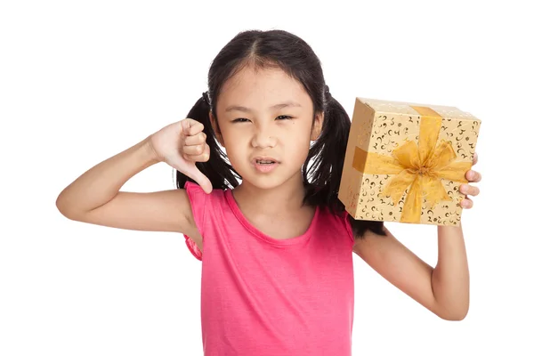 Pequeña chica asiática con caja de regalo mostrar pulgares abajo — Foto de Stock