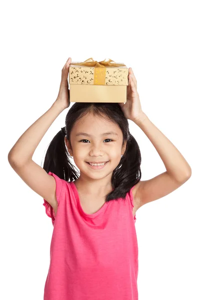 Pequeña chica asiática con caja de regalo sobre su cabeza —  Fotos de Stock