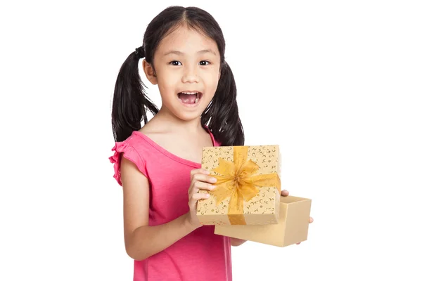 Glücklich kleine asiatische Mädchen öffnen Geschenk-Box — Stockfoto