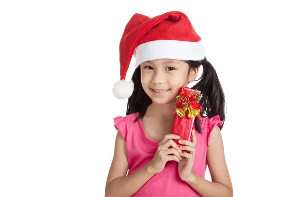 Kleine asiatische Mädchen mit Weihnachtsmann Hut und Geschenkbox — Stockfoto