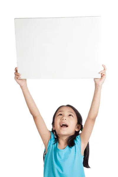 Азиатская маленькая девочка держит пустой знак — стоковое фото