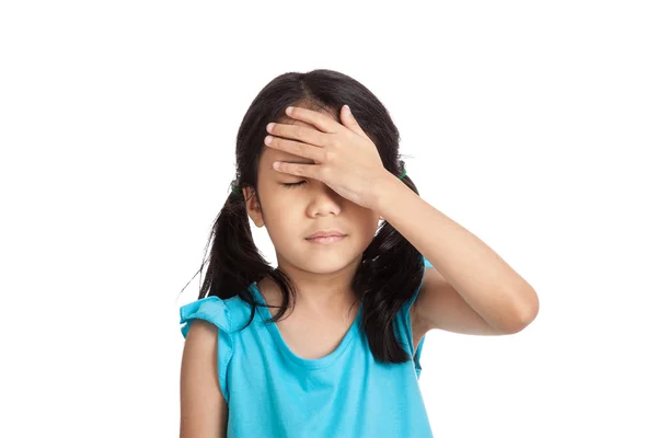 Kleine asiatische Mädchen bekam Kopfschmerzen — Stockfoto
