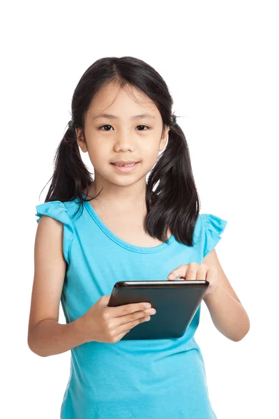 Pequeña chica asiática con una tableta pc —  Fotos de Stock