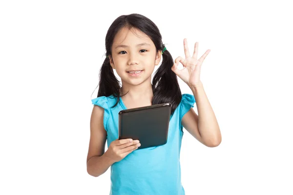 小的亚洲女孩显示 ok 与平板电脑 — 图库照片