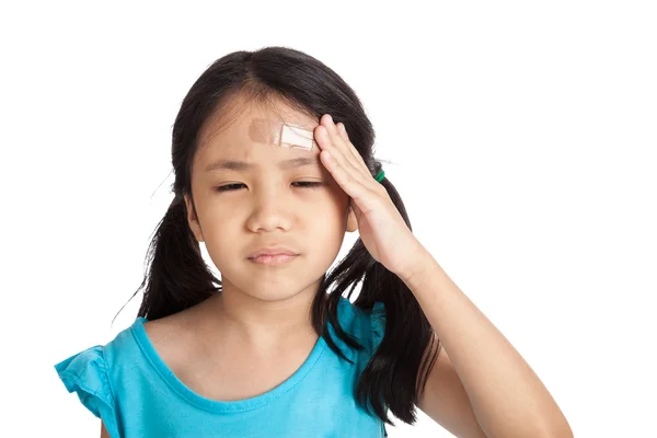 Pouco asiático menina com bandagem na testa — Fotografia de Stock