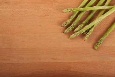 taze kuşkonmaz çiğ