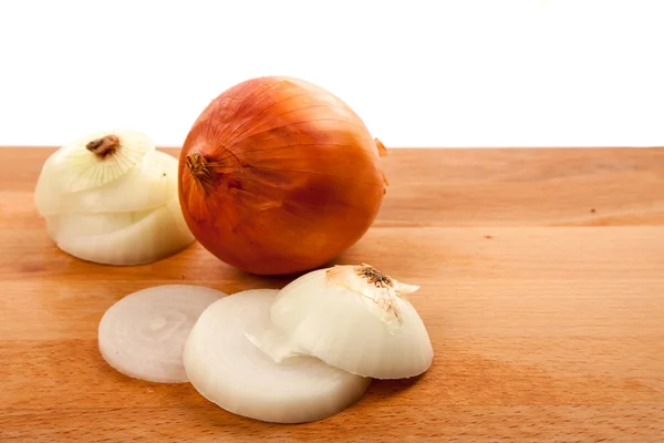 Uien op houten tafel — Stockfoto