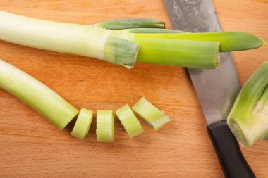 Kesme tahtası üzerinde doğranmış pırasa