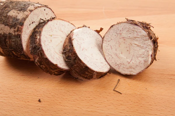 Taro kesme tahtası üzerinde kesmek