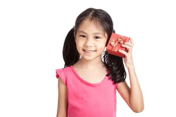 Felice piccola ragazza asiatica con scatola regalo rossa — Foto Stock