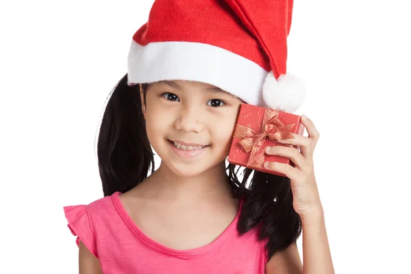 Glücklich kleine asiatische Mädchen mit Weihnachtsmann Hut und Geschenkbox — Stockfoto