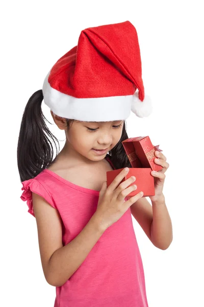 Feliz niña asiática con sombrero de santa y caja de regalo — Foto de Stock