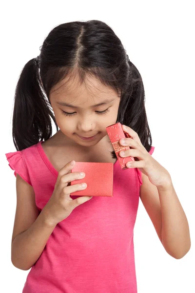 Feliz niña asiática con caja de regalo roja — Foto de Stock