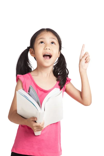 Happy little asian girl  read a book and point up — Stockfoto