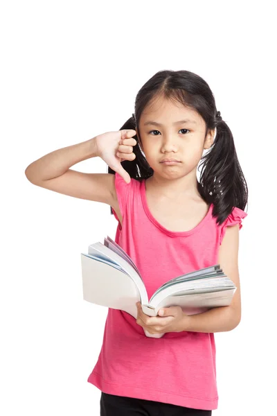 Pequeña asiática chica infeliz espectáculo pulgares abajo leer un libro —  Fotos de Stock