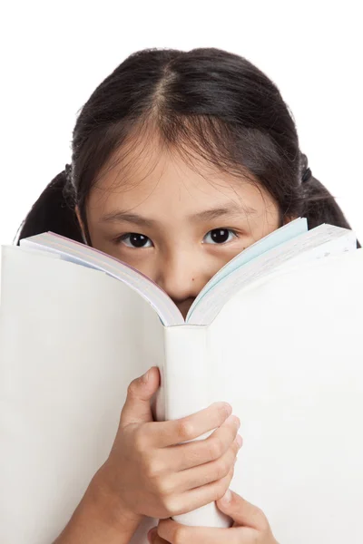 Happy little asian girl  read a book — 图库照片