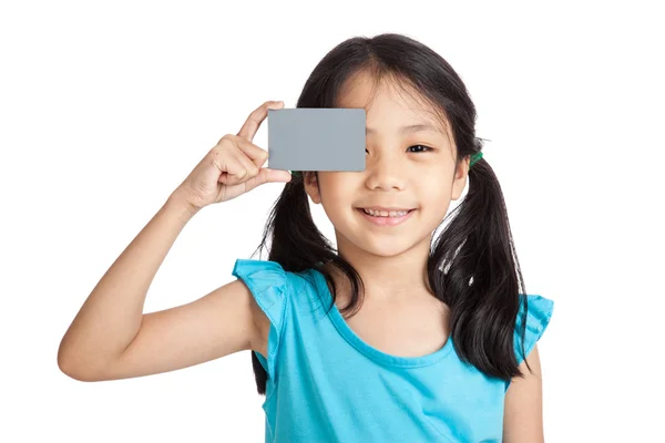 Pequeña chica asiática sonrisa con una tarjeta gris en blanco — Foto de Stock