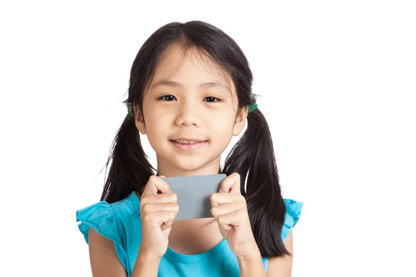 空白の灰色のカードで小さなアジアの女の子笑顔 — ストック写真