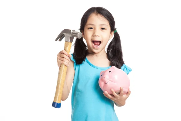 Pouco asiático menina com martelo e porquinho banco — Fotografia de Stock