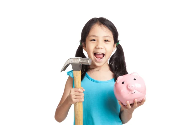 Liten asiatisk tjej med hammare och spargris — Stockfoto