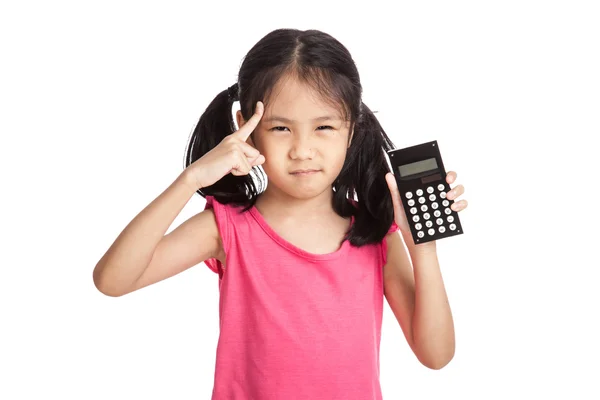 Pouco menina asiática com uma calculadora — Fotografia de Stock