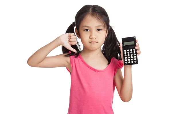 Pequeña chica asiática con una calculadora — Foto de Stock