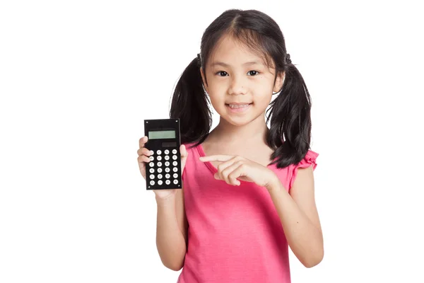 Pouco menina asiática com uma calculadora — Fotografia de Stock