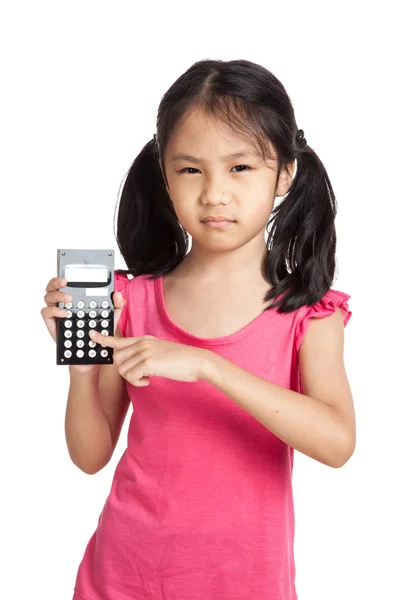 Pouco menina asiática com uma calculadora — Fotografia de Stock