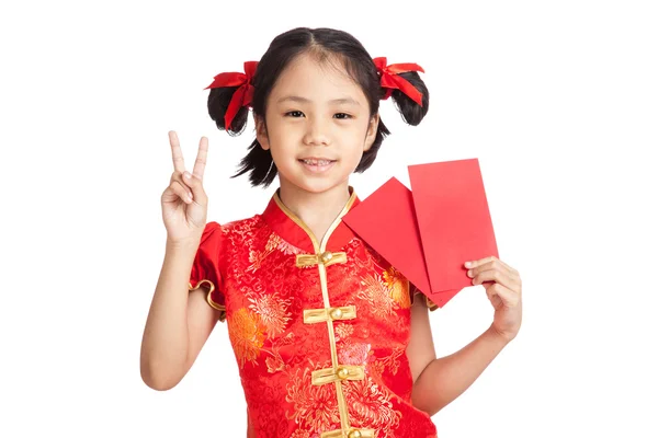 Asiatin im chinesischen Cheongsam-Kleid mit rotem Umschlag — Stockfoto