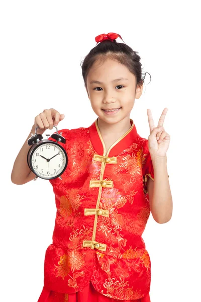 Asian girl in chinese cheongsam dress show victory sign with a c — Stock Photo, Image