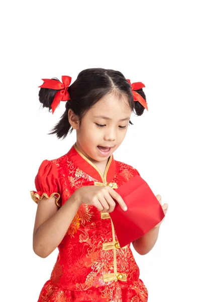 Asyalı kız cheongsam Çin elbise ile kırmızı zarf — Stok fotoğraf