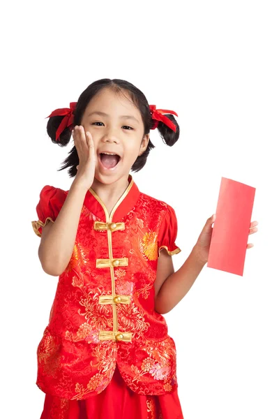Feliz asiático menina no chinês cheongsam vestido com vermelho envelope — Fotografia de Stock