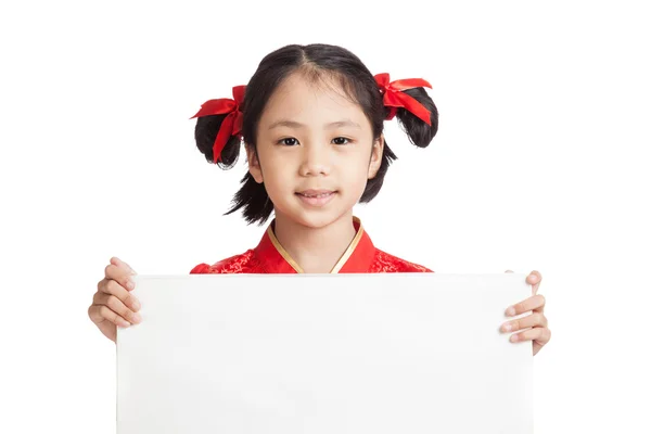 Chica asiática en cheongsam chino vestido con signo en blanco — Foto de Stock