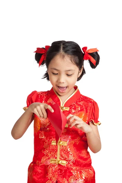 Asiatin im chinesischen Cheongsam-Kleid mit rotem Umschlag — Stockfoto