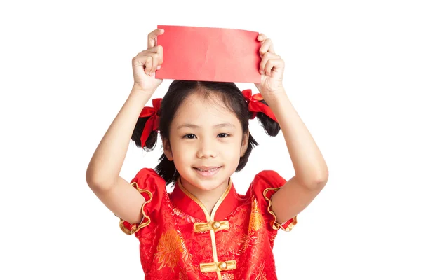 Asiatin im chinesischen Cheongsam-Kleid mit rotem Umschlag — Stockfoto