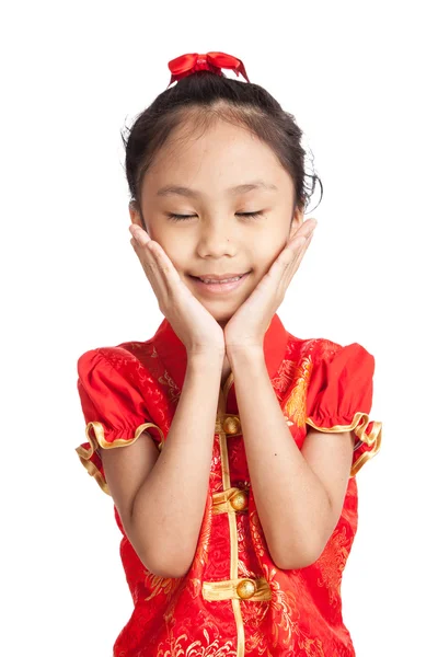 Menina asiática em chinês cheongsam vestido sorriso fechar os olhos — Fotografia de Stock