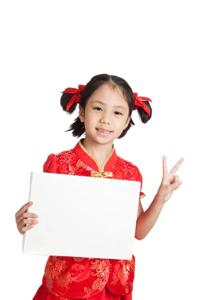 Menina asiática em chinês cheongsam vestido com sinal em branco — Fotografia de Stock