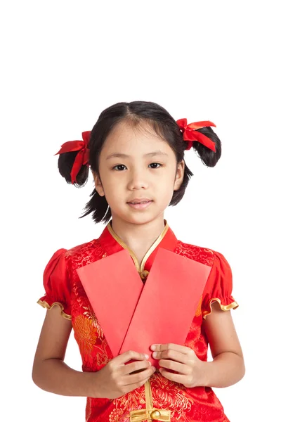 Asyalı kız cheongsam Çin elbise ile kırmızı zarf — Stok fotoğraf