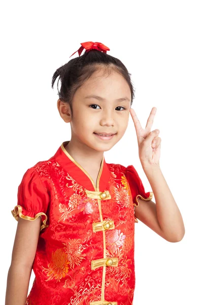 Asiática chica en chino cheongsam vestido mostrar victoria signo —  Fotos de Stock