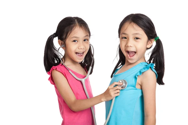 Heureux asiatiques jumeaux filles avec stéthoscope — Photo