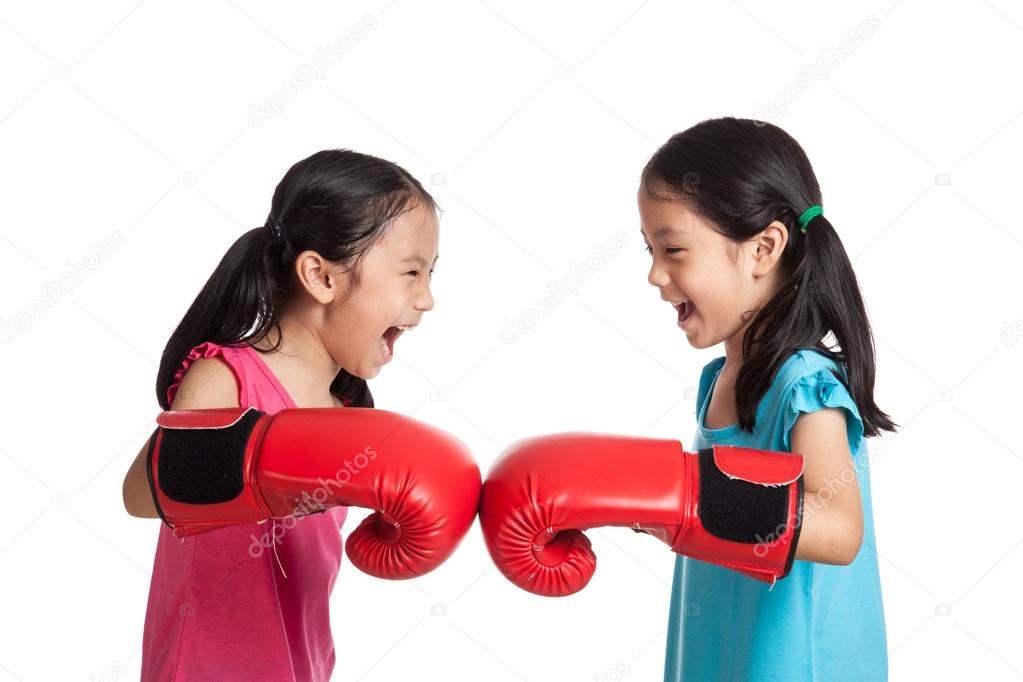 Fotos de Feliz Asiático gemelos niñas con guantes de boxeo
