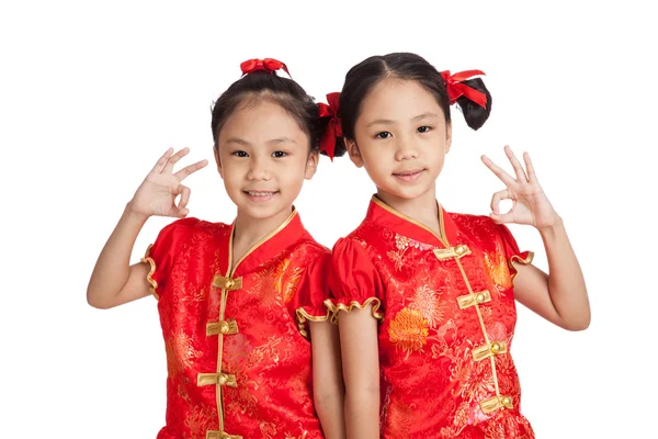 Asian twins girls in  chinese cheongsam dress show OK sign — Stock Photo, Image