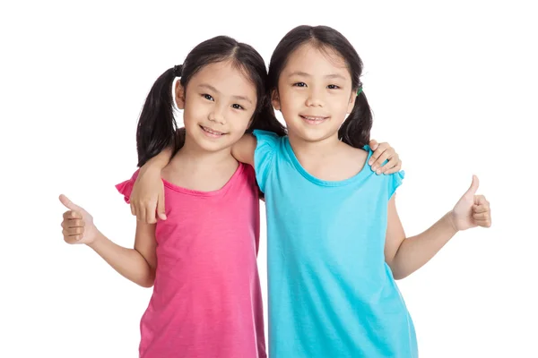 Šťastný asijský dvojčata, co usmívat dívky objeví palce — Stock fotografie