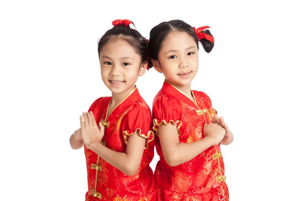 Asiatico gemelli ragazze in cinese cheongsam vestito con gesto di co — Foto Stock